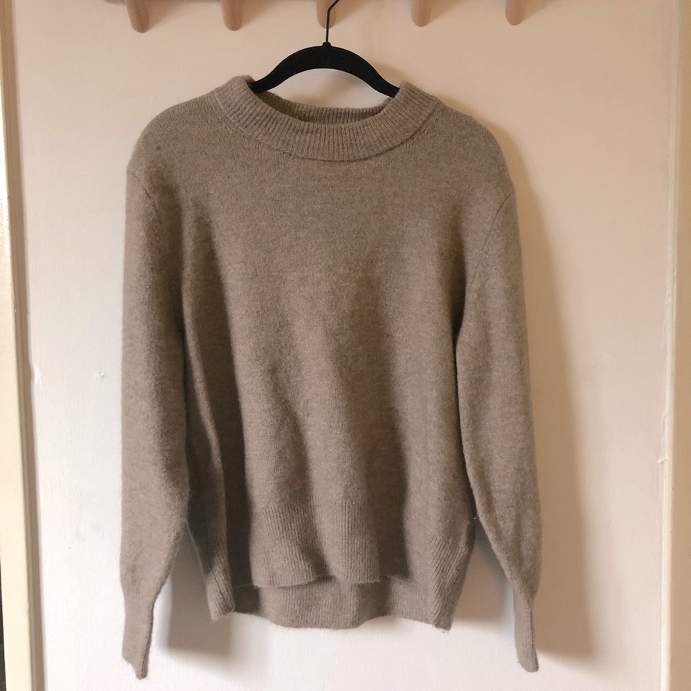 H & M light brown sweater 🌹